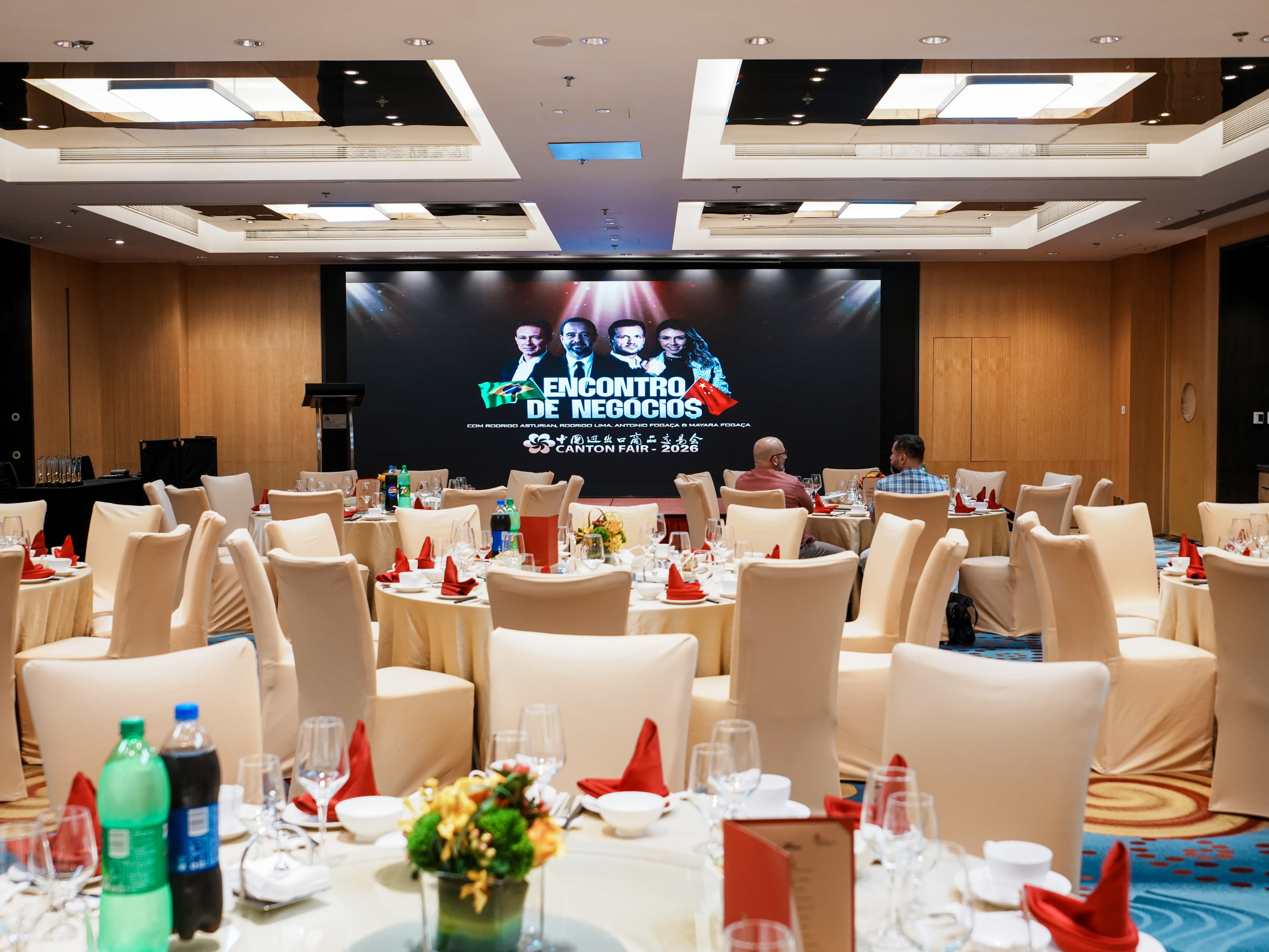 Mesas do jantar de negócios durante o último evento