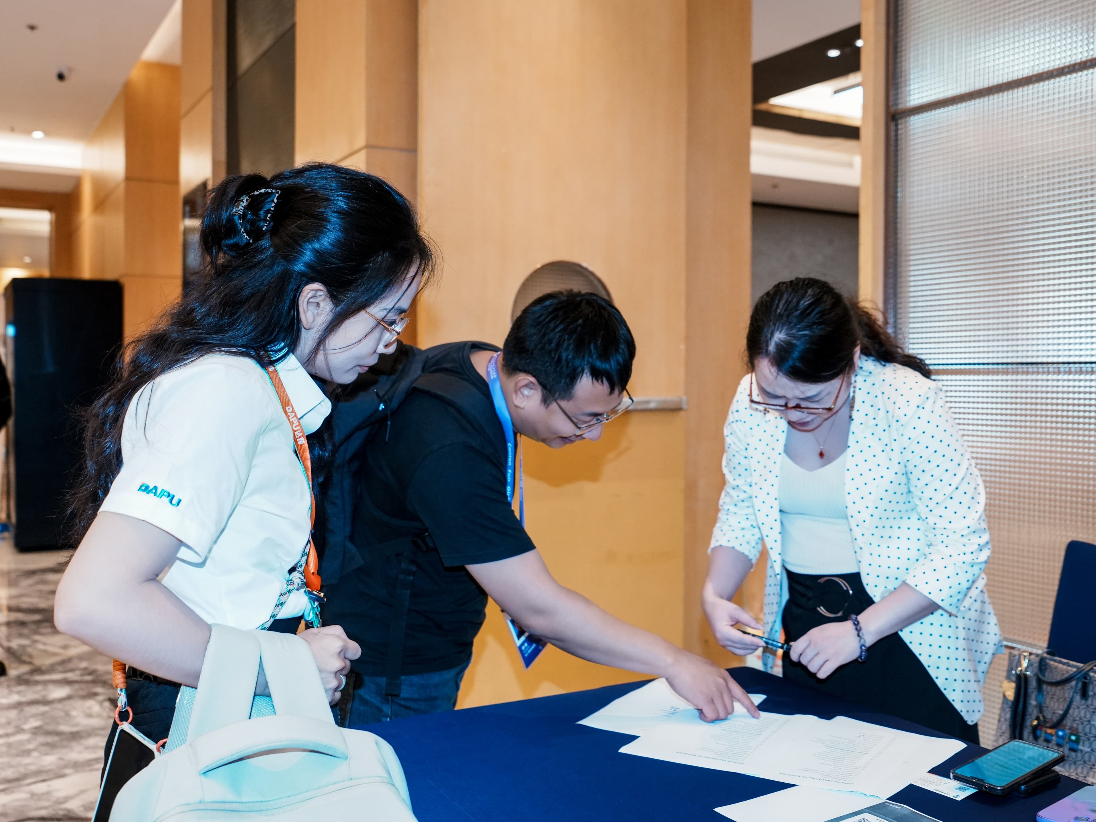 Participantes realizando o credenciamento do evento